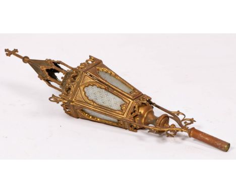   Een koperen Flambouw (processie lantaarn), 19e eeuw. H: 75 cm. Geschatte opbrengst: € 20 - € 30.        A copper Flambouw (