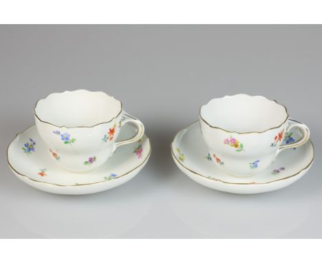   Een set van twee porseleinen kop en schotels met bloemendecor. Meissen, 1e helft 20e eeuw. Diam. 14,5 cm, Diam: 14,5 cm. Ge
