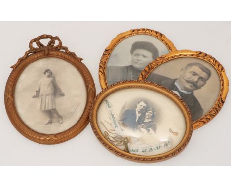   Een convoluut van diverse portretfoto's, 1e helft 20e eeuw. Waaronder een foto van een jongedame in lijst, ca. 1920, een ve