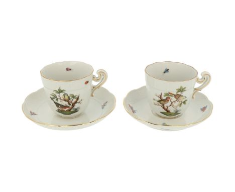   Een set van (2) porseleinen kop en schotels met Rotschild decor. Herend, eind 20e eeuw. H: cm, Diam: 14 cm. Geschatte opbre