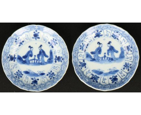   Een set van (2) porseleinen bordjes met landschap, 2 staande lijzen bij hek. China, Kangxi/Yongzheng circa 1725. Diam. 11 c