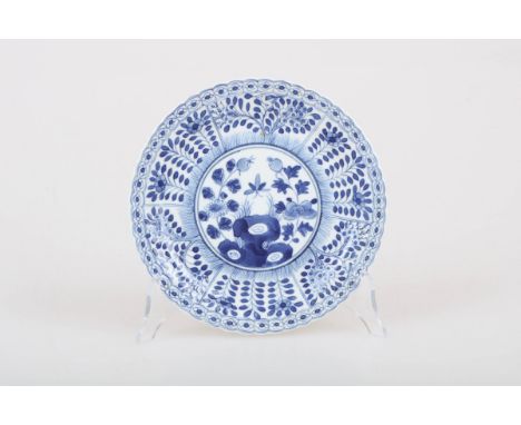   Een porseleinen bord met bloemendecor in vakverdeling, gemerkt gemerkt Kangxi. China, 19e eeuw. Minimale randschade, Diam: 
