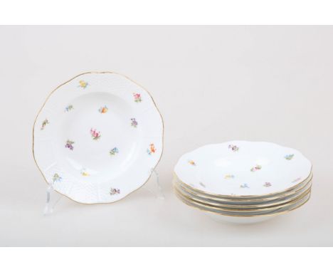   Een set van (6) papborden met bloemendecor. Herend, eind 20e eeuw. H: cm, Diam: 20,5 cm. Geschatte opbrengst: € 60 - € 80. 