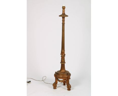   Een verguld houten staande lamp, Louis XVI-stijl, 2e kwart 20e eeuw. H: 167 cm, Diam: 36 cm. Geschatte opbrengst: € 30 - € 