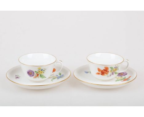   Een lot van twee porseleinen kop en schotels met bloemendecor. Meissen, 1e helft 20e eeuw. Diam. 16 cm. Geschatte opbrengst
