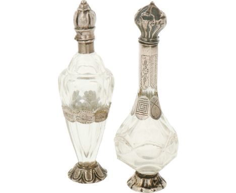   (2) Parfum flacons zilver. Uitgevoerd met zilveren montuur en diverse details. 1 flacon zonder stopper. Nederland, 19e eeuw