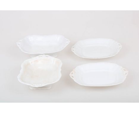   Een set van (2) aardewerk schalen met onderschotel. Petrus Regout, 20e eeuw. Diam. 32 cm. Geschatte opbrengst: € 20 - € 30.