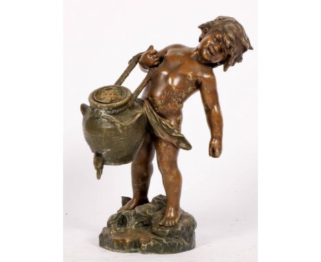   Een Zamac sculptuur van een peuter met waterkruik, 20e eeuw. L: 25 cm, B: 27 cm, H: 45 cm. Geschatte opbrengst: € 20 - € 30