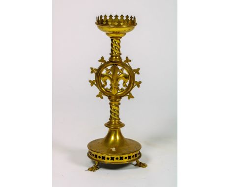   Een koperen kandelaar met fleur-de-lis in medaillon, Frankrijk, laat 19e eeuw.. B: 18 cm, H: 47 cm. Geschatte opbrengst: € 