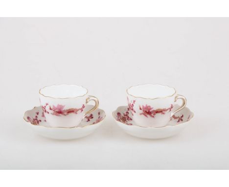   Een set van twee porseleinen kop en schotels met drakendecor. Meissen, 1e helft 20e eeuw. Diam. 10 cm. Geschatte opbrengst:
