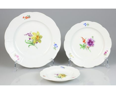   Een lot van (3) porseleinen borden met bloemendecor. Meissen, 1e helft 20e eeuw. Eén bord is gerestaureerd.: Diam. resp.: 1