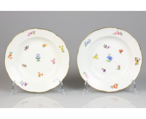   Een lot van (2) porseleinen borden met bloemendecor. Meissen, 1e helft 20e eeuw. Diam. 22 cm, Diam: 22 cm. Geschatte opbren