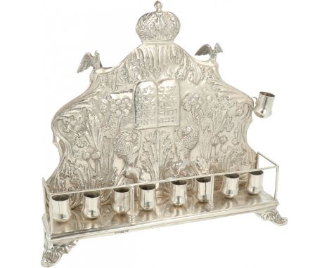   Chanoeka Lamp zilver. De chanoekia is de negenarmige kandelaber die bij het joodse feest Chanoeka wordt gebruikt. Tijdens d