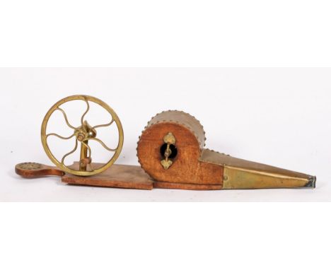   Een mechanische blaasbalg, ca. 1900. H: 70 cm. Geschatte opbrengst: € 20 - € 30.        A mechanical bellow, ca. 1900. H: 7