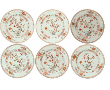   Een set van (6) porseleinen borden met floraal decor. China, Qianglong. Lichte randschade 's. Diam. 22,5 cm. Geschatte opbr