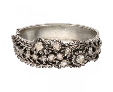   Zilveren bangle armband, met 108 diamanten - 835/1000. Twee veiligheidsachtjes. 108 Roos geslepen diamanten (2x Ø ca. 5,8 m