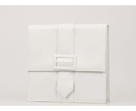   Een handtas van wit leder. Orit Militscher . Afm. 25 x 27 cm. Geschatte opbrengst: € 40 - € 60.        A handbag made of wh