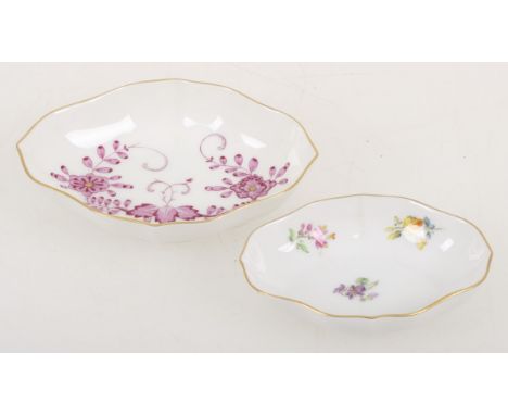   Een lot van twee porseleinen schaaltjes met bloemendecor.Meissen, 1e helft 20e eeuw. L: 10 cm, B: 8 cm. Geschatte opbrengst