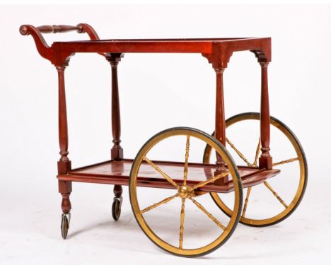   Een serveerwagen, Engeland, 20e eeuw. Mahoniehout en met messing wielen, voorzien van rubber. L: 75 cm, B: 50 cm, H: 67 cm.