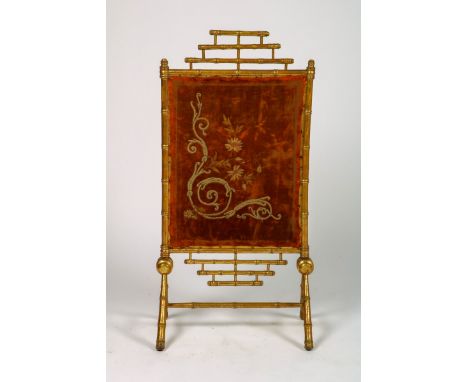   Een haardscherm, Frankrijk, begin 20e eeuw. Met faux-bamboo (bamboe) motief, Chinees geborduurd textielen paneel. L: 30 cm,