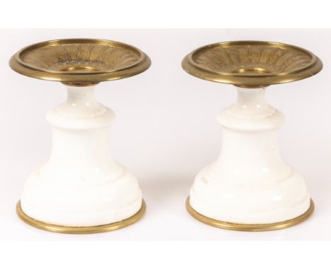   Een set van (2) opaline schouw-tazza's, Frankrijk, 19e eeuw. B: 17 cm, H: 20 cm. Geschatte opbrengst: € 30 - € 50.        A