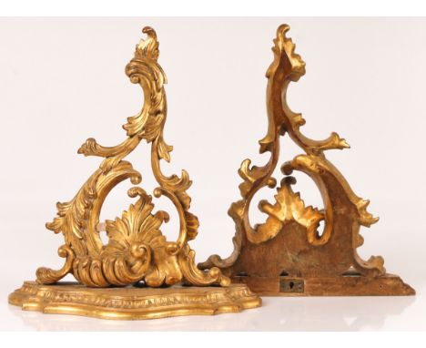   Een set van (2) wandconsoles, 20e eeuw. In Louis XV-stijl, met decor van rocailles en van gestoken en verguld hout. L: 15 c