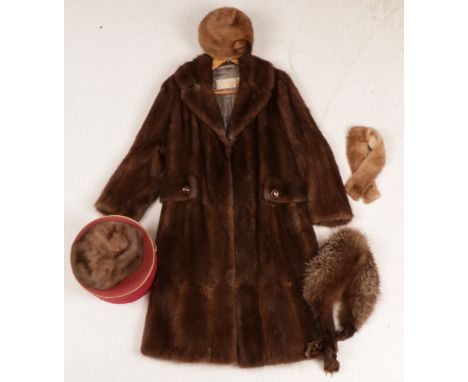   Een lot van diverse bont items, waaronder een mantel, stola en diverse mutsen. Geschatte opbrengst: € 20 - € 40.        A l