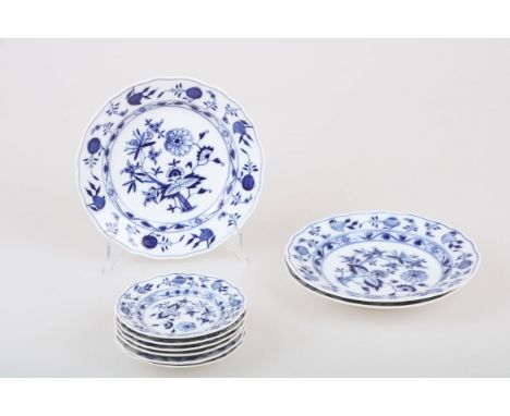   Een set van (6) porseleinen borden met zwiebelmuster decor, Meissen. midden 20e eeuw. Meissen, midden 20e eeuw. H: cm, Diam