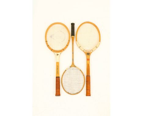   Een lot van (3) tennis-/ badminton rackets, mid. 20e eeuw. H: 66 cm. Geschatte opbrengst: € 30 - € 50.        A lot with (3