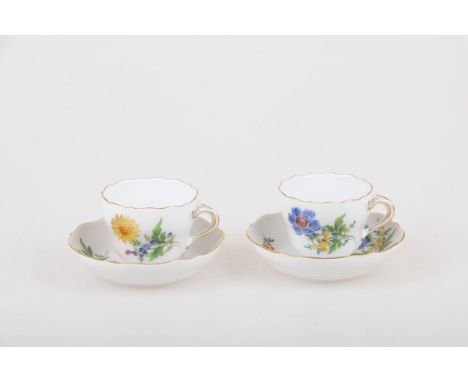   Een lot van twee porseleinen kop en schotels met bloemendecor. Meissen, 1e helft 20e eeuw. Diam. 11 cm. Geschatte opbrengst