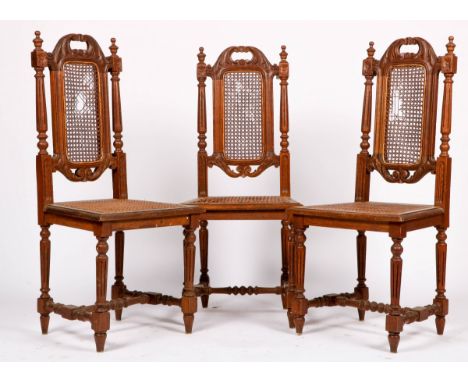   Een set van (3) eetstoelen, Holland, 19e eeuw. In neo-Marot-stijl, de rugleuning met snijwerk, met biezen vlechtwerk. L: 43