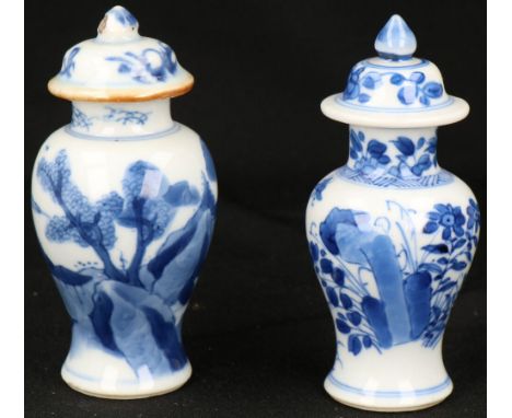   Een lot van (2) porseleinen balustervaasjes met deksel. Beide met landschapsdecor. China, Kangxi. Afm. H 11,5 cm. Chips aan