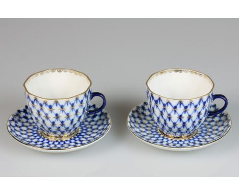   Een set van twee porseleinen kop en schotels, Lomonosov Imperial Porcelain Factory. Rusland, 2e helft 20e eeuw. Diam. 11,5 