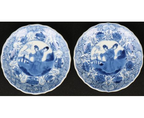   Een set van (2) Porseleinen bordjes met floraal decor. China, Kangxi. Diam. 11 cm. Minimale randschade. Geschatte opbrengst
