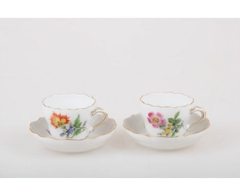   Een lot van twee porseleinen kop en schotels met bloemendecor. Meissen, 1e helft 20e eeuw. Diam. 11 cm. Geschatte opbrengst