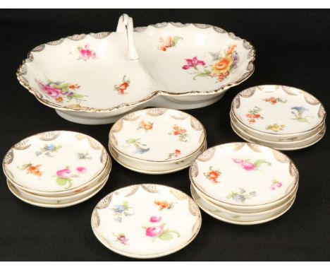   Een Bonbonstel porselein "W.A. van Leeuwen" Delft. Diam. 22 cm. Geschatte opbrengst: € 20 - € 60.        A bonbon set of po