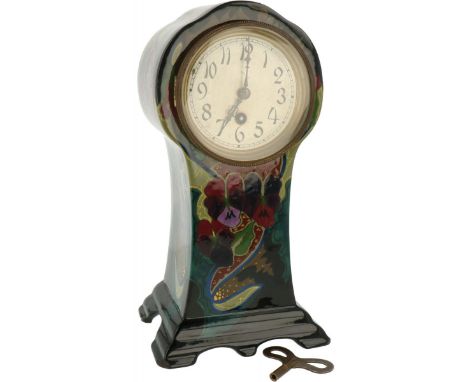   Een platelen pendule met floraal decor. Goude, 1e helft 20e eeuw. Afm. 32 x 17 cm. Geschatte opbrengst: € 50 - € 100.      