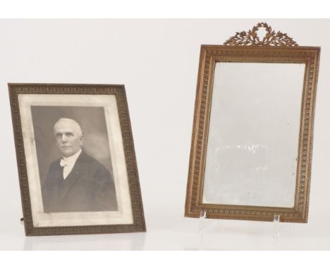   Een messing fotolijst met spiegelglas en een portretfoto, 20e eeuw. Geschatte opbrengst: € 20 - € 30.        A brass pictur