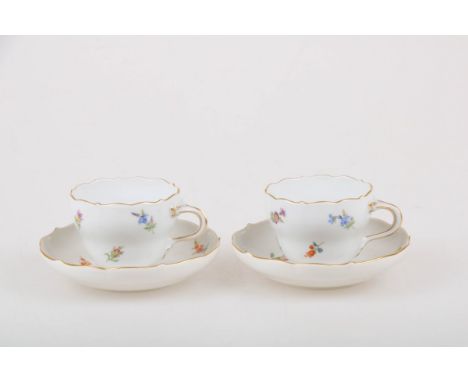   Een lot van twee porseleinen kop en schotels met bloemendecor. Meissen, 1e helft 20e eeuw. Diam. 13 cm. Geschatte opbrengst
