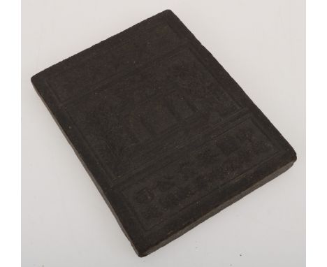   Een geperste theetegel, China, mid. 20e eeuw. Met Chinese schrifttekens, 'theefabriek PFAUMENTOR', met decor van Chinese te