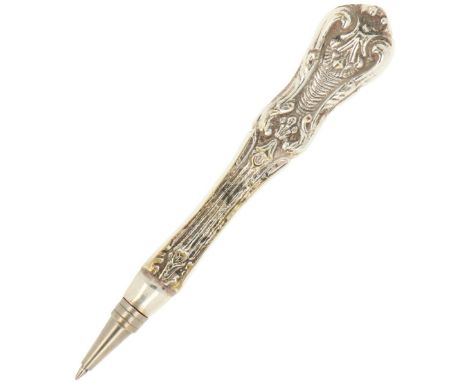   Pen Verzilverd verzilverd. Voorzien van fraaie gegoten decoraties. Geschatte opbrengst: € 10 - € 40.        A silvered pen.