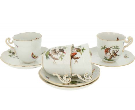   Een set van (4) porseleinen kop en schotels met Rotschild decor. Herend, eind 20e eeuw. H: cm, Diam: 14 cm. Geschatte opbre
