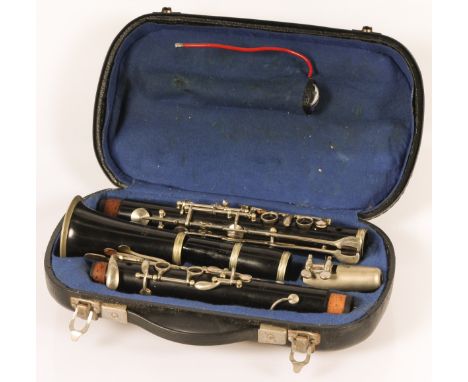   Een klarinet in koffer, 2e helft 20e eeuw. H: 66,5 cm. Geschatte opbrengst: € 40 - € 60.        A clarinet in a case, 2nd h