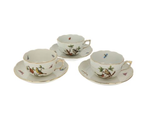   Een set van (3) porseleinen kop en schotels met Rotschild decor. Herend, eind 20e eeuw. H: cm, Diam: 14 cm. Geschatte opbre