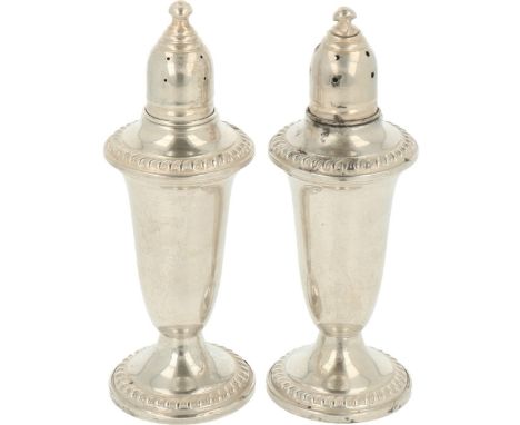   Peper &amp; Zout stel zilver. Baluster vormig uitgevoerd stel op voet voorzien van gevulde voet en glazen reservoir. USA, B