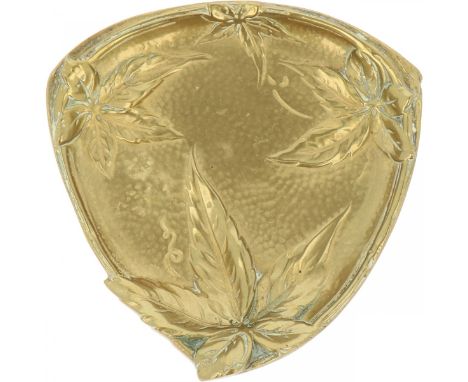   Een bronzen Jugendstil asbak. Circa 1900. Afm. 12 x 12 cm. Geschatte opbrengst: € 20 - € 40. Geschatte opbrengst: € 20 - € 