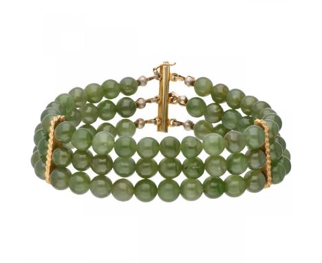   Drierijige armband van nefriet met een onedele sluiting. Met veiligheidsachtje. Nefriet Ø ca. 6 mm. L: 18 cm. Gewicht: 32,6