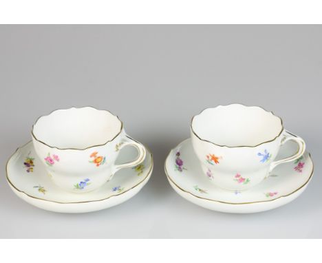   Een set van (2) porseleinen kop en schotels met bloemendecor. Meissen, 2e helft 20e eeuw. Geschatte opbrengst: € 50 - € 100