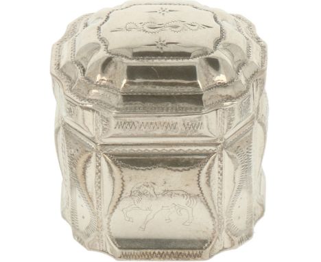   Lodereindoosje zilver. Voorzien van gedreven en gegraveerde decoraties. Nederland, Joure, Wed. J.H. vd Meulen, 1971, keurte