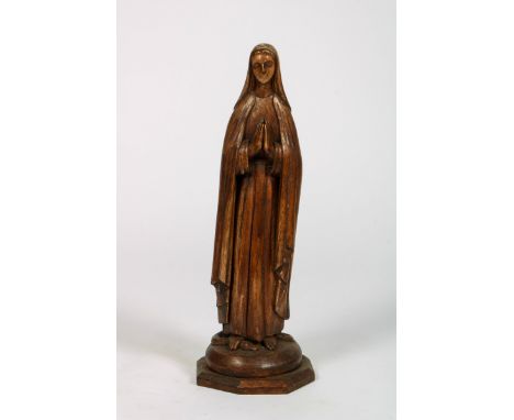   Een eikenhouten sculptuur van een biddende non, 20e eeuw. H: 52 cm. Geschatte opbrengst: € 10 - € 20.        An oakwood scu